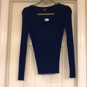 Pretty blue ribbed short with silver pendant